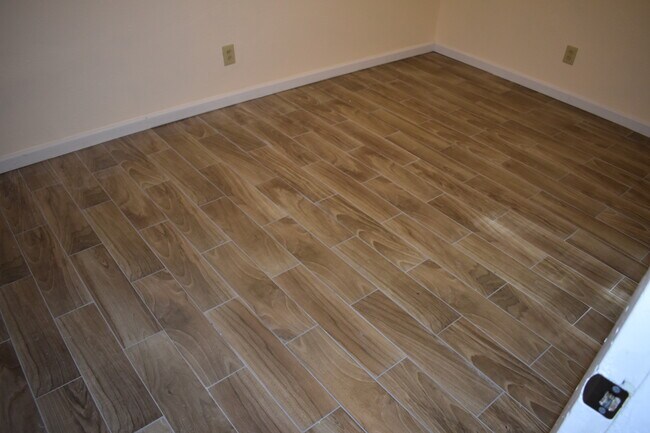 Building Photo - 2526 Red Robin Dr W