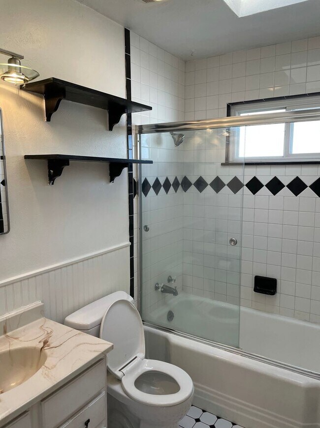 Building Photo - 3 Bed 2 Bath Home With 2000+ Square Feet With Exclusive Access to Rock Island Trail!!