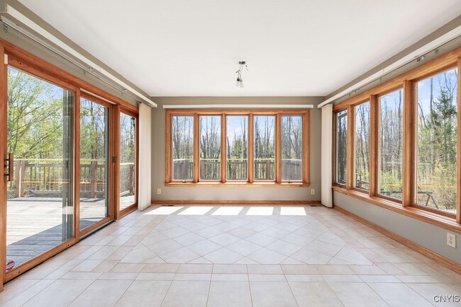 Building Photo - 3293 Greenleafe Dr