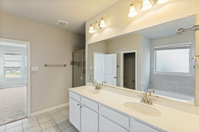Building Photo - "Spacious 5-Bedroom Oasis with Granite Elegance and Hardwood Charm in Fort Worth!"
