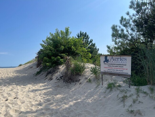 Building Photo - AWESOME TOWN HOME STEPS AWAY FROM BEACH ACCESS