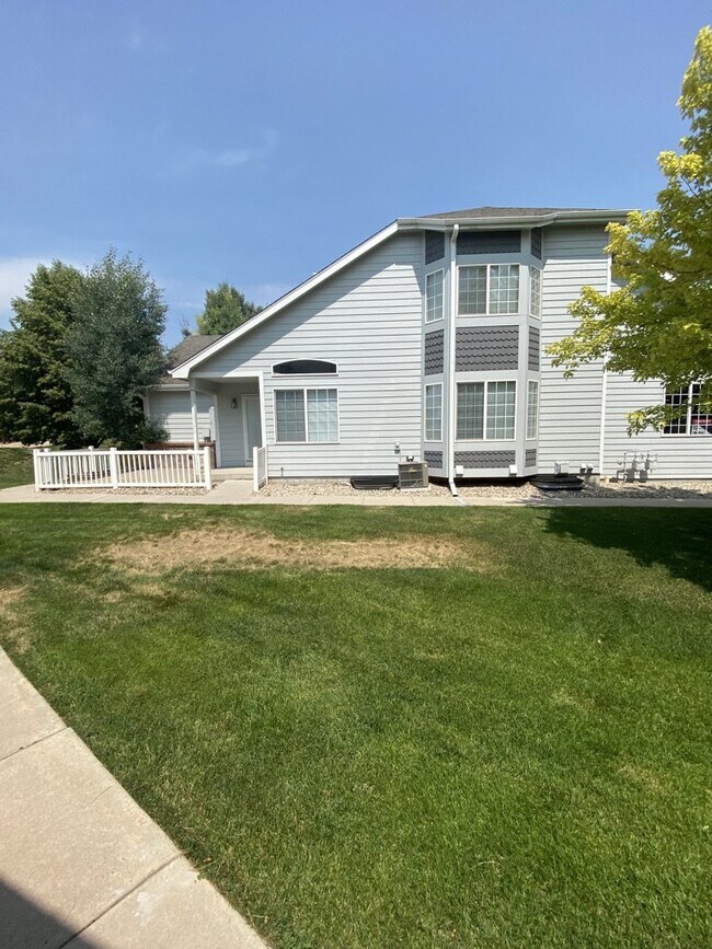 Building Photo - AVAILABLE SEPTEMBER! Charming Townhome in ...