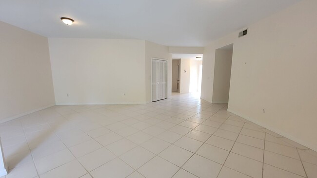 Building Photo - Desirable 2 bed/ 2 bath/1 car Condo in The...