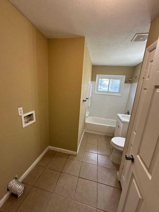 Building Photo - 4 bedroom 1 bath