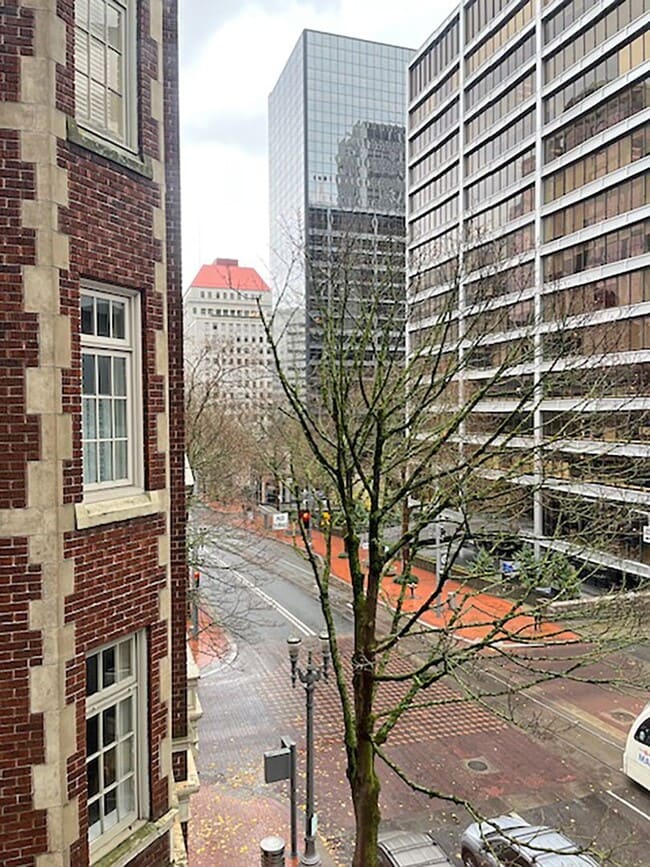 Building Photo - 1209 SW 6th Ave