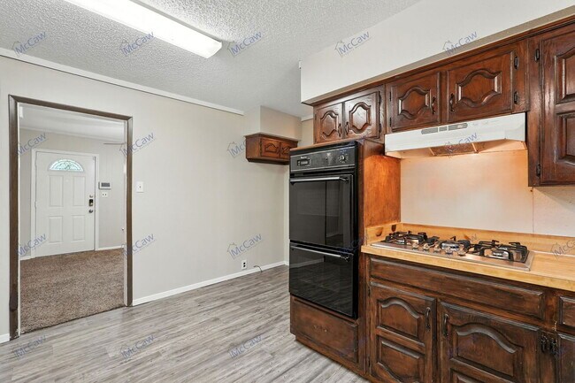 Building Photo - 1605 Maple Dr