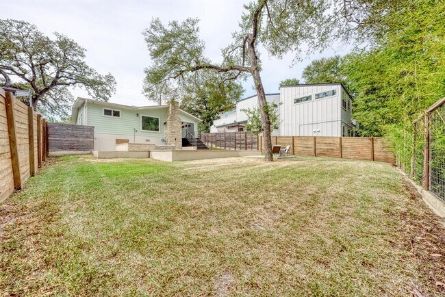 Building Photo - 1703 Hillcrest Ln