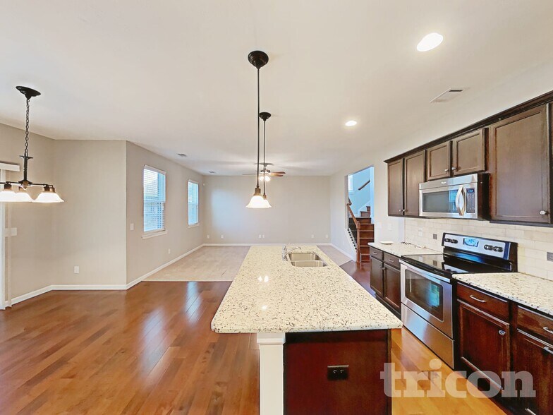 Building Photo - 1637 Robindale Dr