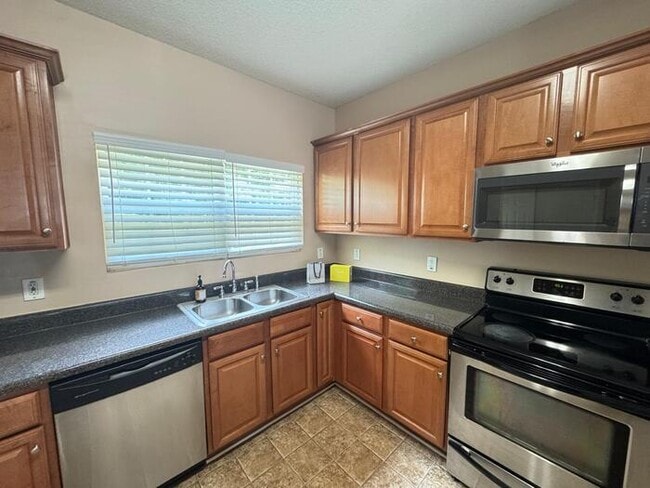 Building Photo - Move-in ready townhome in East Point/Colle...