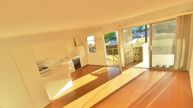 Living - 1514 Penmar Ave