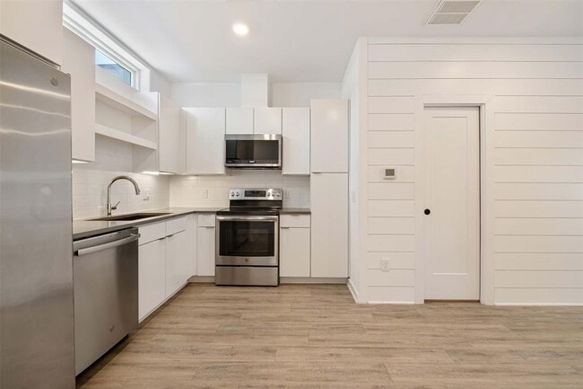 Building Photo - 5924 S Congress Ave