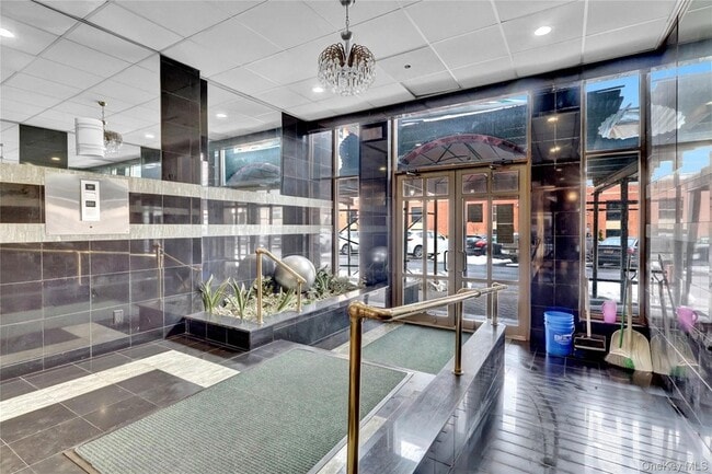 Building Photo - 25 W Broadway