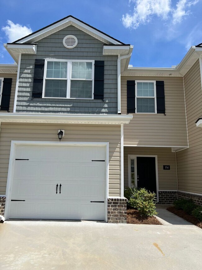 Building Photo - 3 Bedroom Townhome