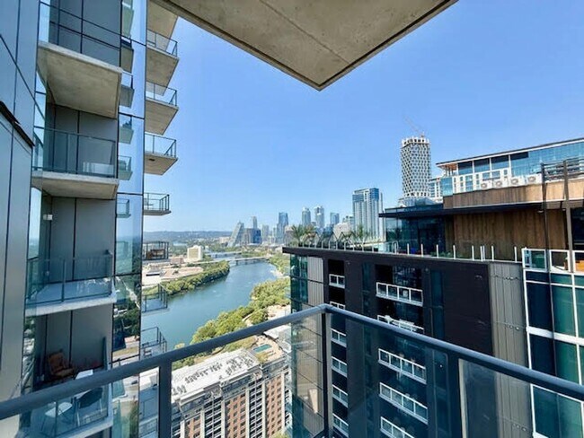 Building Photo - Gorgeous 30th Floor 2BD / 2BA Corner Sky R...