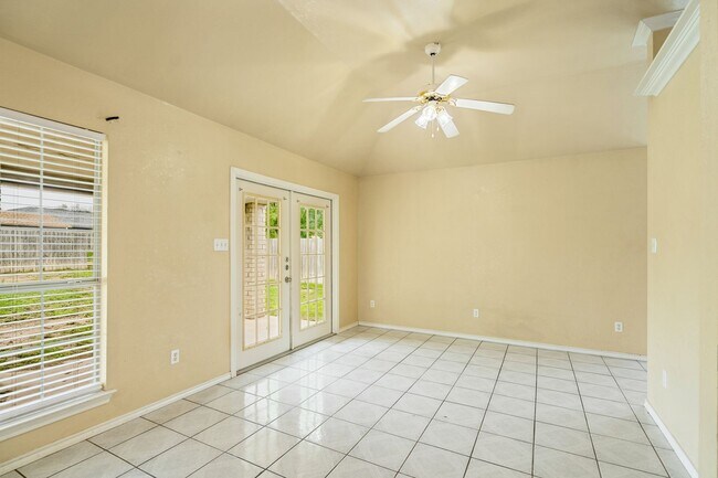 Building Photo - Spacious 3 Bedroom, 2 Bath Home on Quiet Dead-End Street
