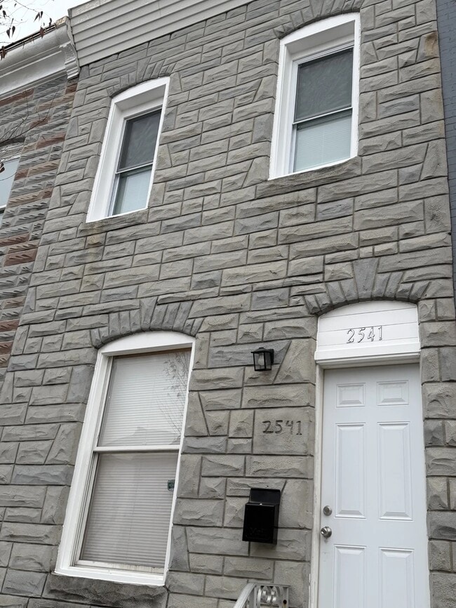Building Photo - 2541 W Fayette St