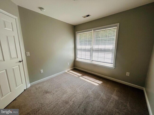 Building Photo - 400 Munsons Hill Ct