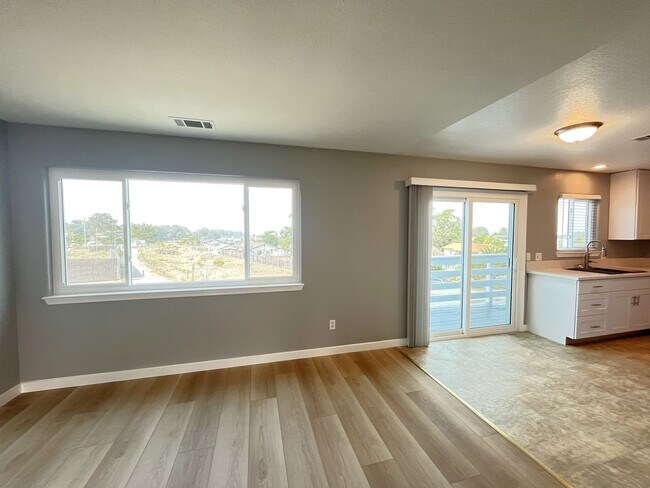 Building Photo - Beautifully Renovated Upstairs unit w/View...