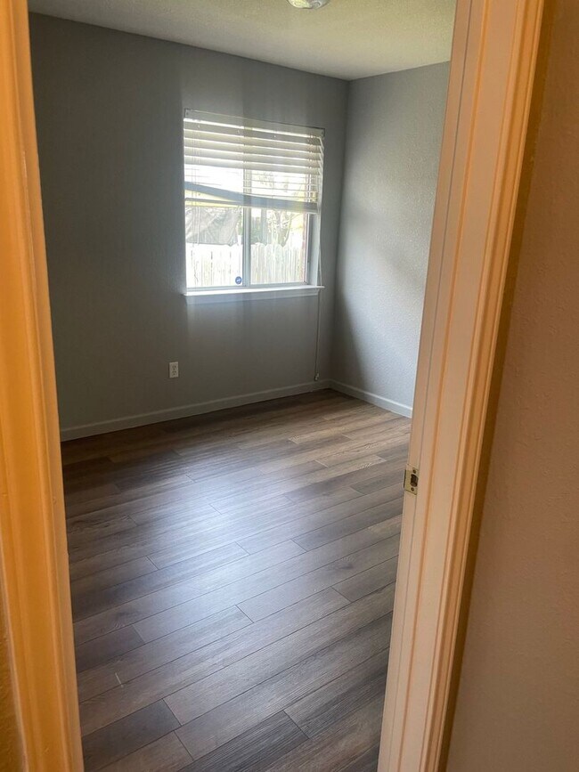 Building Photo - 4 bedroom 2 bathroom house! HOUSING ACCEPTED!