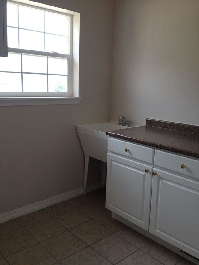 Building Photo - 5 Bd Ranch Home in School D-20