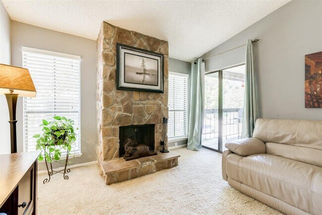 Building Photo - 17331 Red Oak Dr