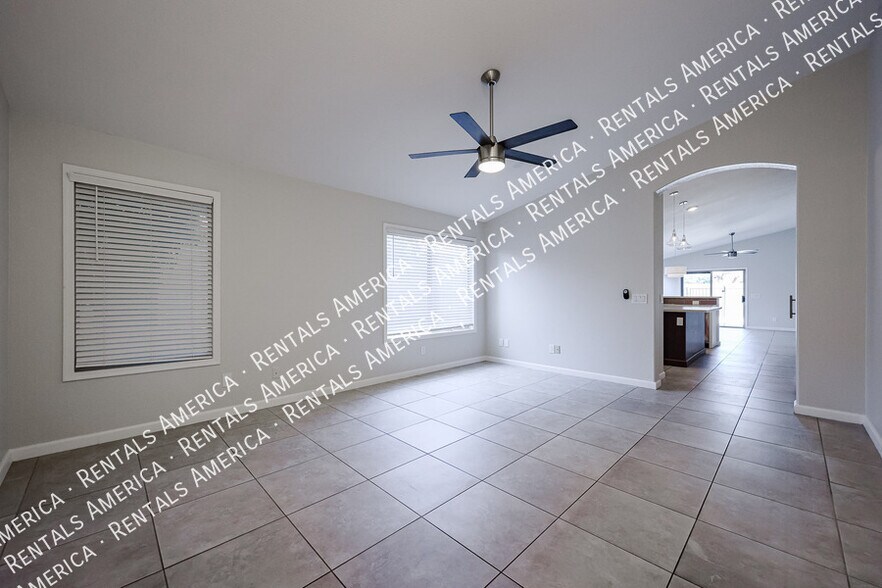 Building Photo - 854 W Straford Ave