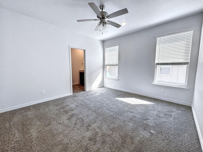 Building Photo - 722 Freedom Cir