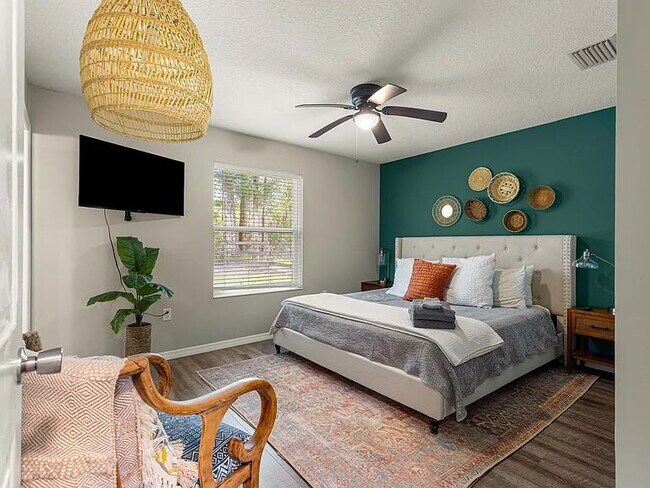 Building Photo - Beautifully updated 3 bedroom, 2 bath home.