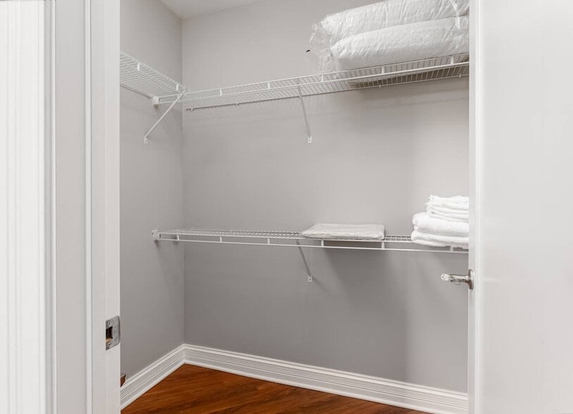 Building Photo - 5000 N Sheridan Rd