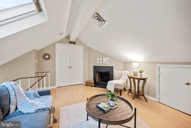 Building Photo - 1403 E Abingdon Dr