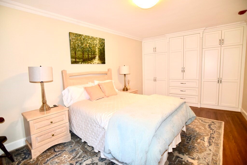 Building Photo - 33 Beacon St