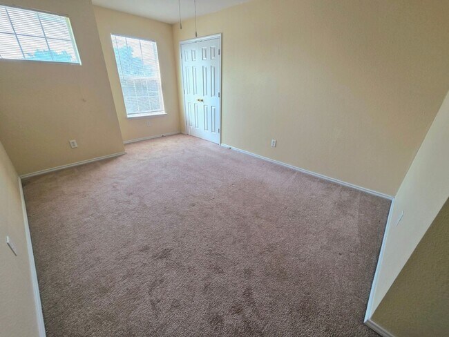 Building Photo - SPACIOUS 2 STORY HOUSE / SPACIOUS YARD / C...