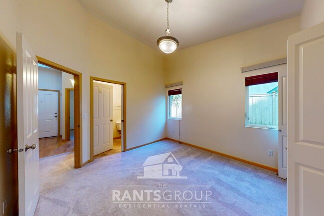 Building Photo - Beautiful Townhouse in Lacey