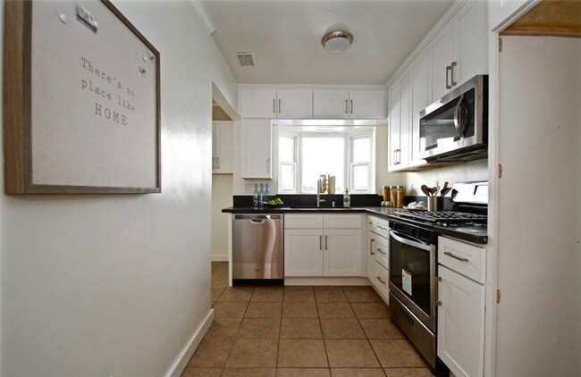 Building Photo - 1911 Cedar Ave