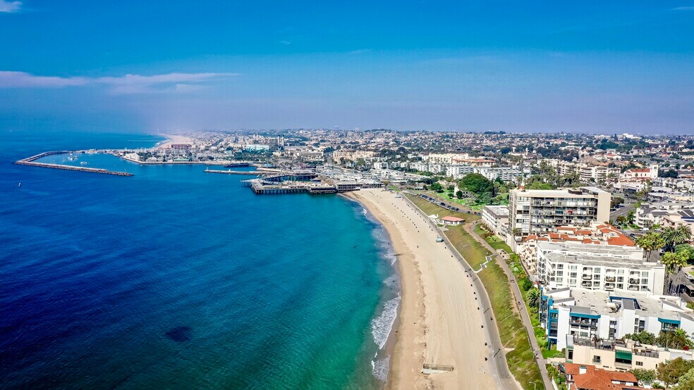 Located right on the beach - 555 Esplanade