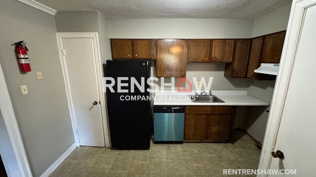 Building Photo - 3228 S Mendenhall Rd