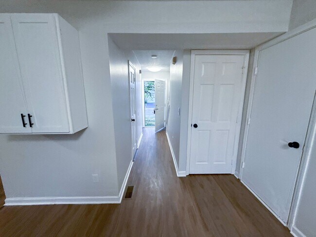 Building Photo - Spacious 3-Bed and 1.5 Home w/ Sunroom - B...