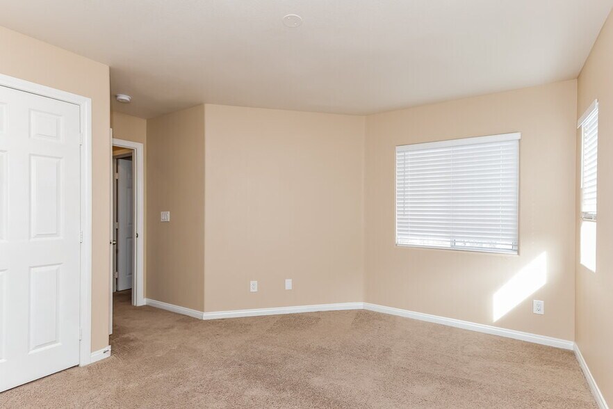 Building Photo - 9155 Dutch Oven Ct