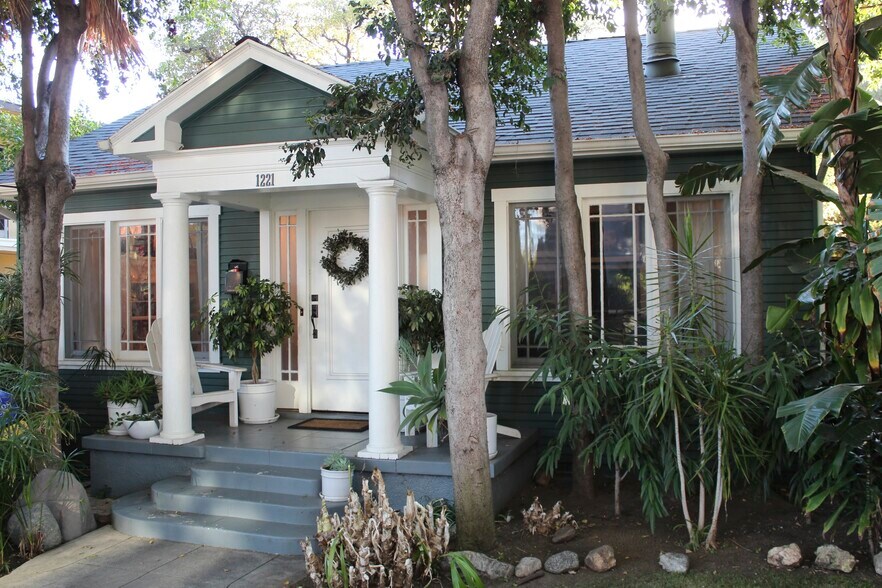 Primary Photo - 1221 N Orange Grove Ave