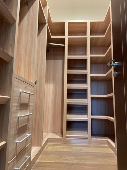 Walk in Closet - 2783 190th St