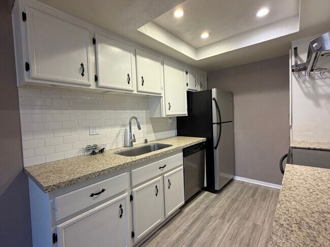 Building Photo - 2828 Famosa Blvd