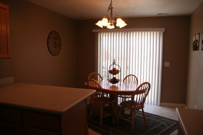 Building Photo - 4 Bed/3 Bath by Geneva Rd in Provo