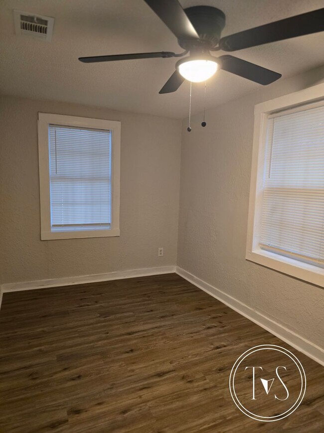 Building Photo - Move-in ready NOW!