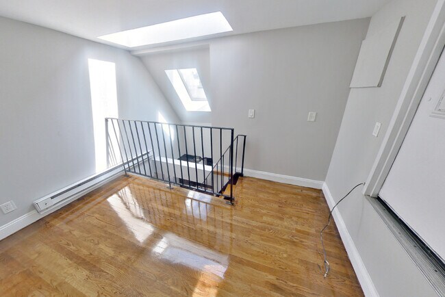 Building Photo - 416 E 13th St