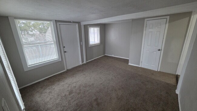 Building Photo - "2 Bedroom Duplex w/Built in Wine Rack!?! Whaaat?!?!"