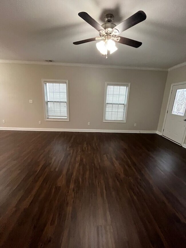 Building Photo - 4-bedroom, 2.5-bathroom home located in the heart of Lexington, KY