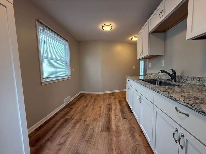 Building Photo - 14310 Hobart Ave