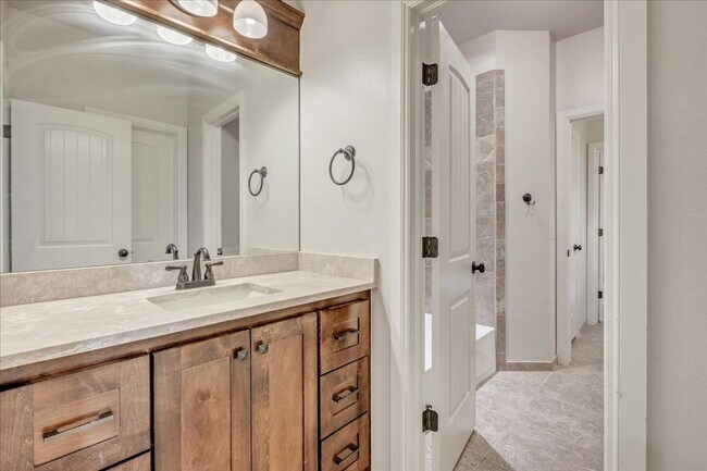 Building Photo - Gorgeous Executive Home - Open Plan - Stor...