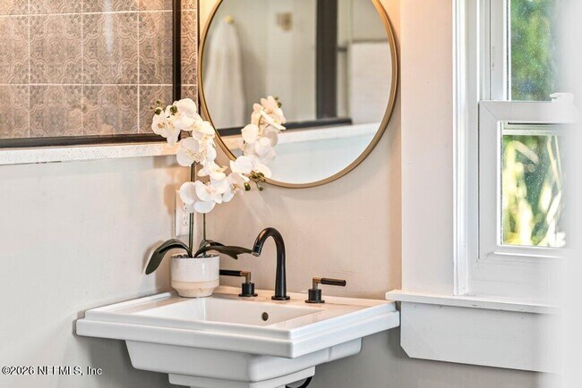 Building Photo - 2843 Oak St