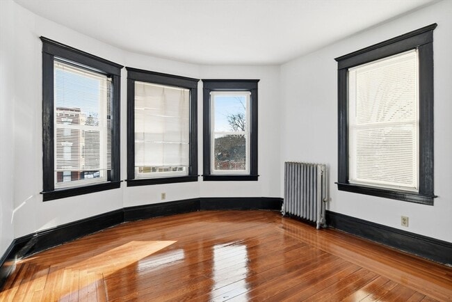 Building Photo - 44 Bardwell St